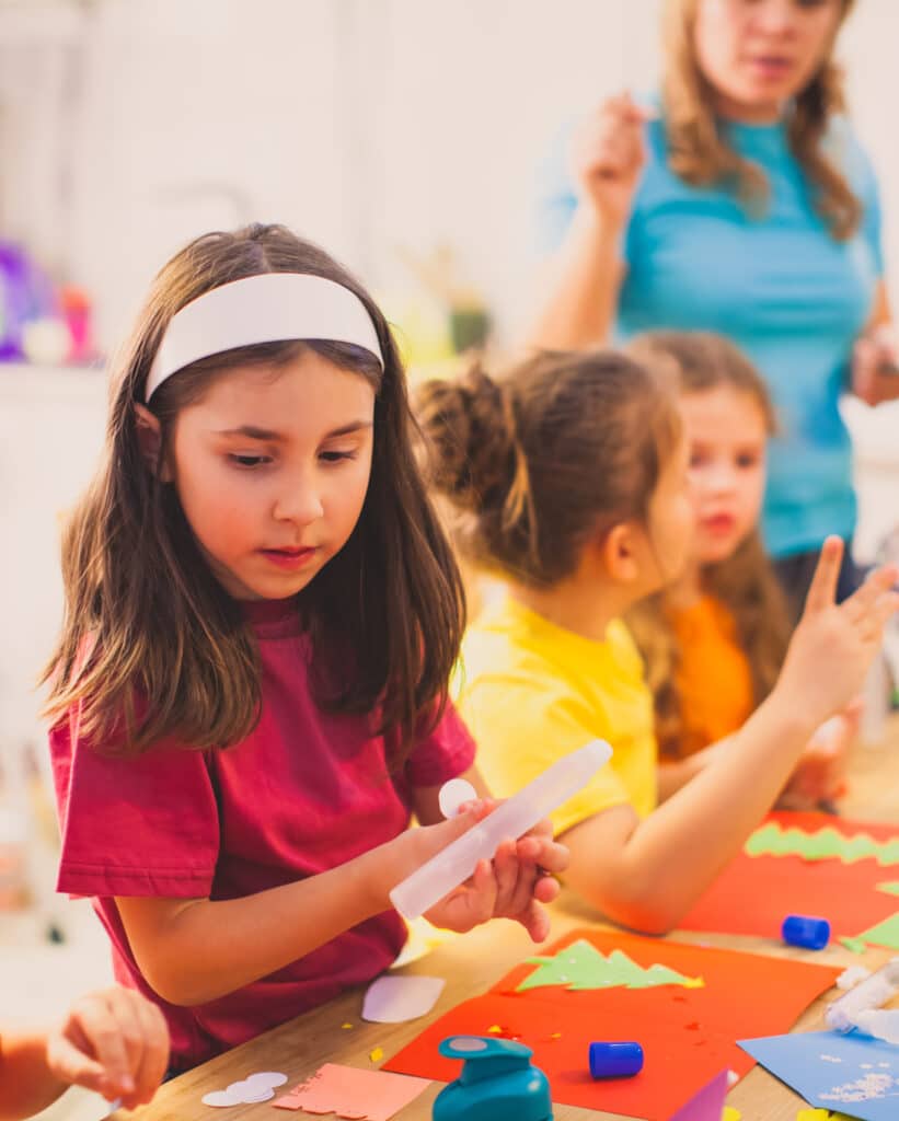 bambini colorano